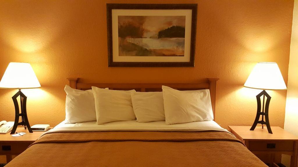 Travelodge By Wyndham Muskegon Kültér fotó