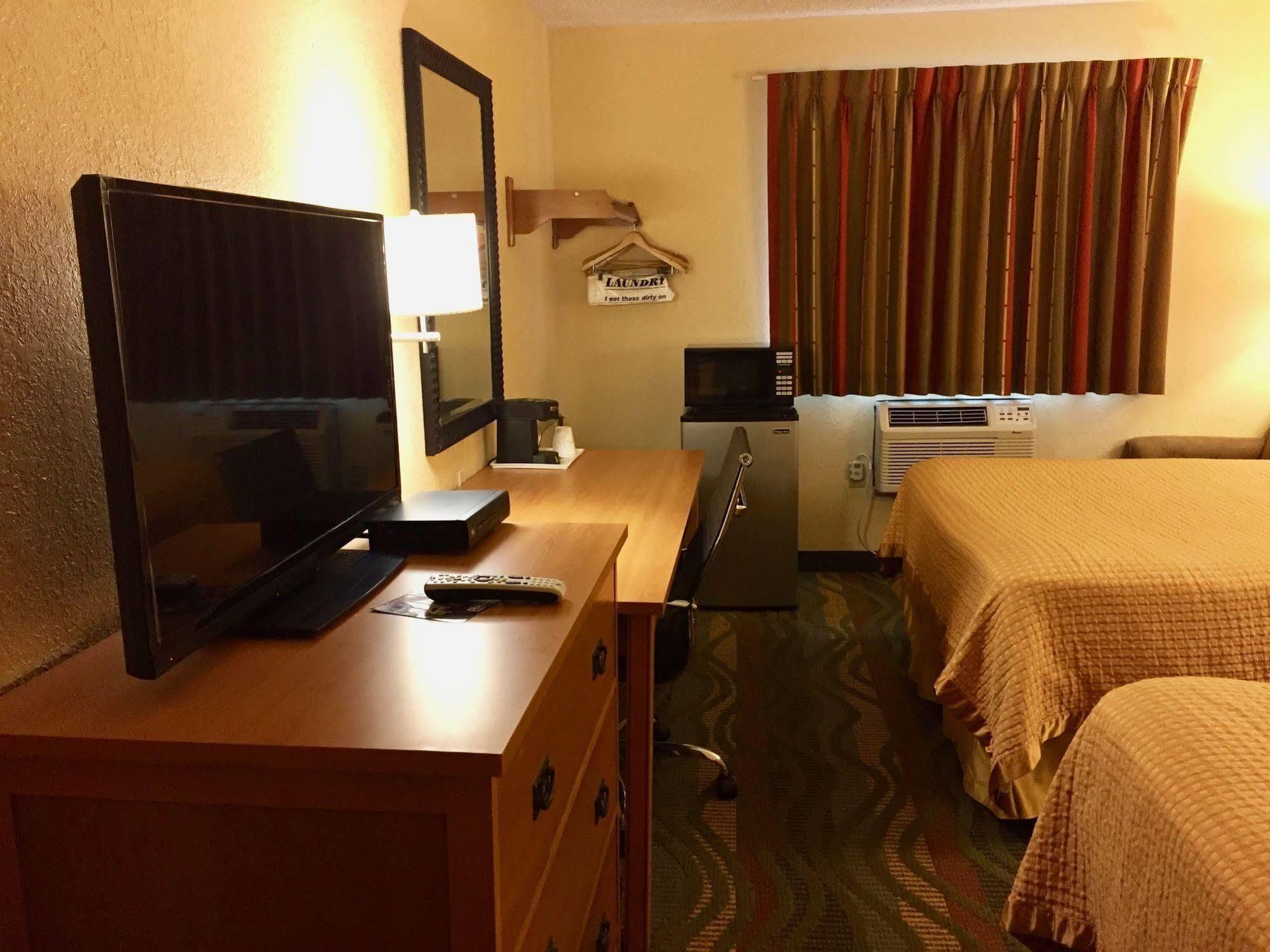 Travelodge By Wyndham Muskegon Kültér fotó