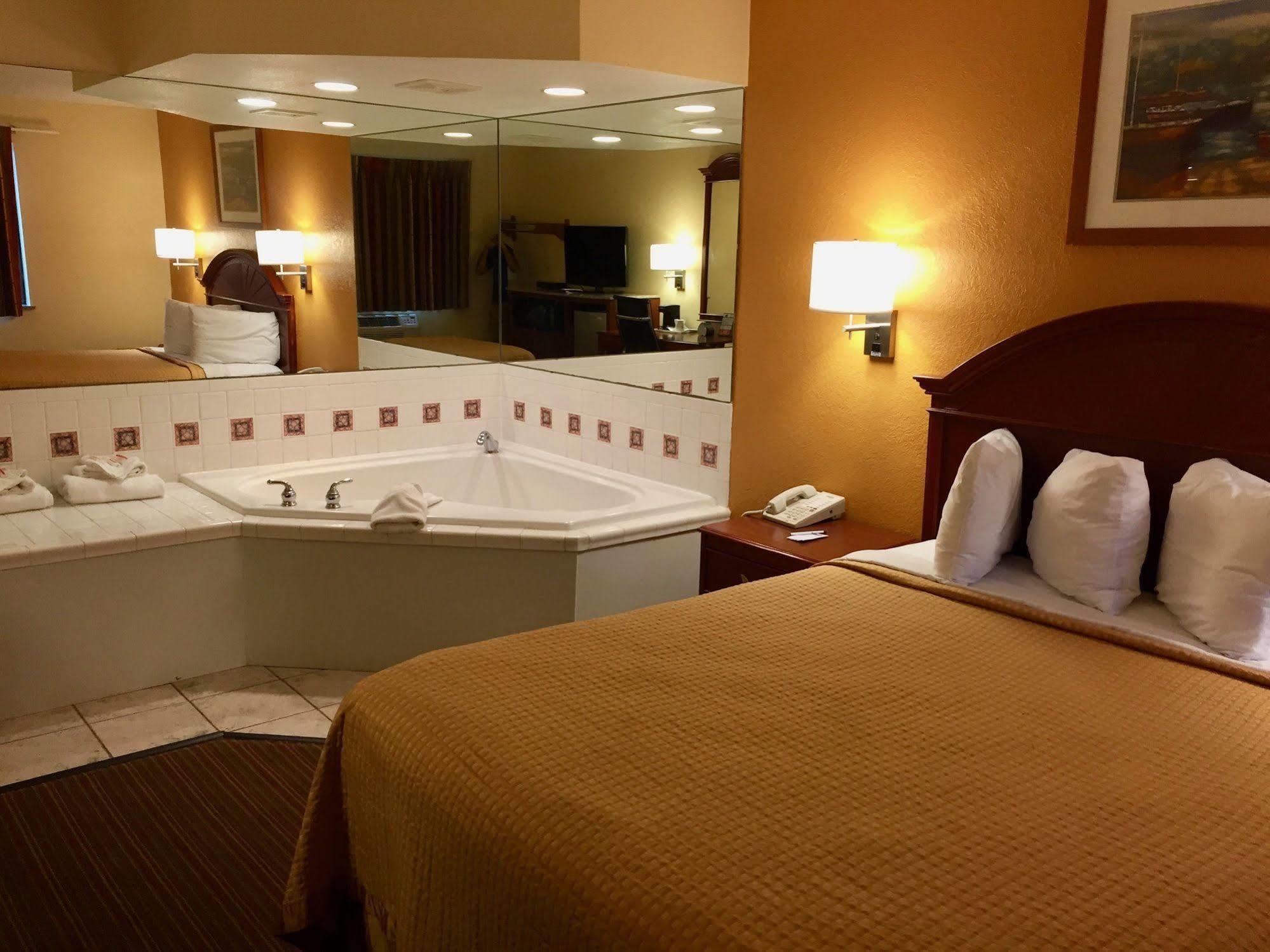 Travelodge By Wyndham Muskegon Kültér fotó